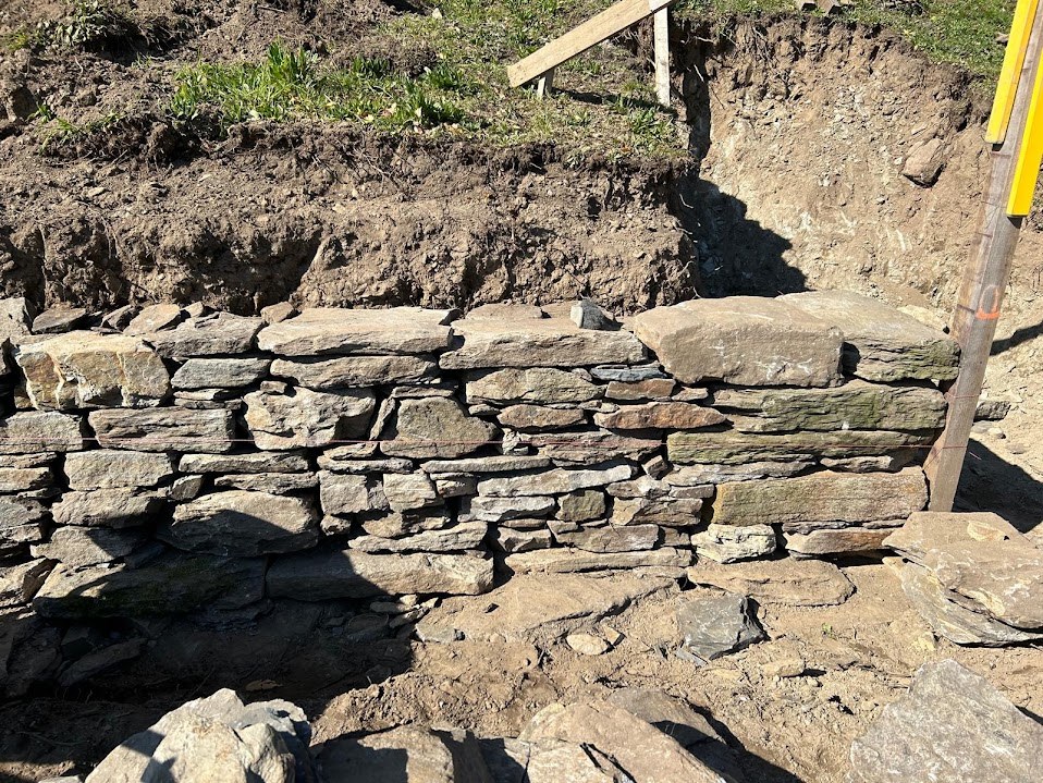Costruzione tradizionale di un muro a secco nel paesaggio agricolo ossolano