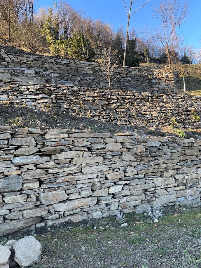 Terrazzamenti e muri a secco della viticoltura tradizionale in Val d'Ossola