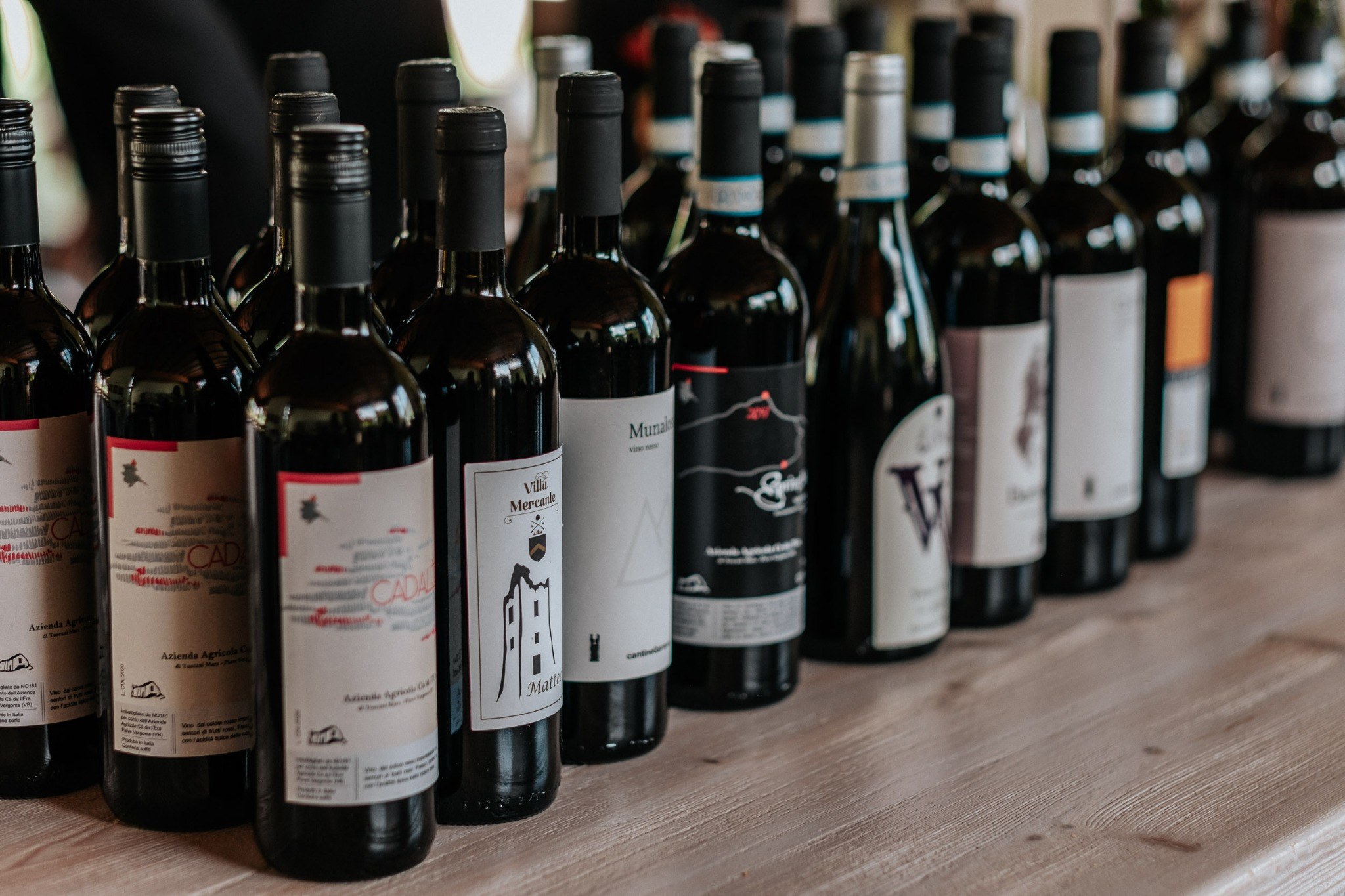 Bottiglie di vino dei produttori della Val d'Ossola durante una degustazione