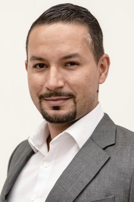 Alejandro Rojas Rodríguez es Director Ejecutivo de Ecco Energy y un líder enfocado en estrategia, crecimiento e innovación. Desde su rol, impulsa iniciativas que fortalecen la propuesta de valor de la empresa y contribuyen al desarrollo de soluciones efectivas para el mercado.