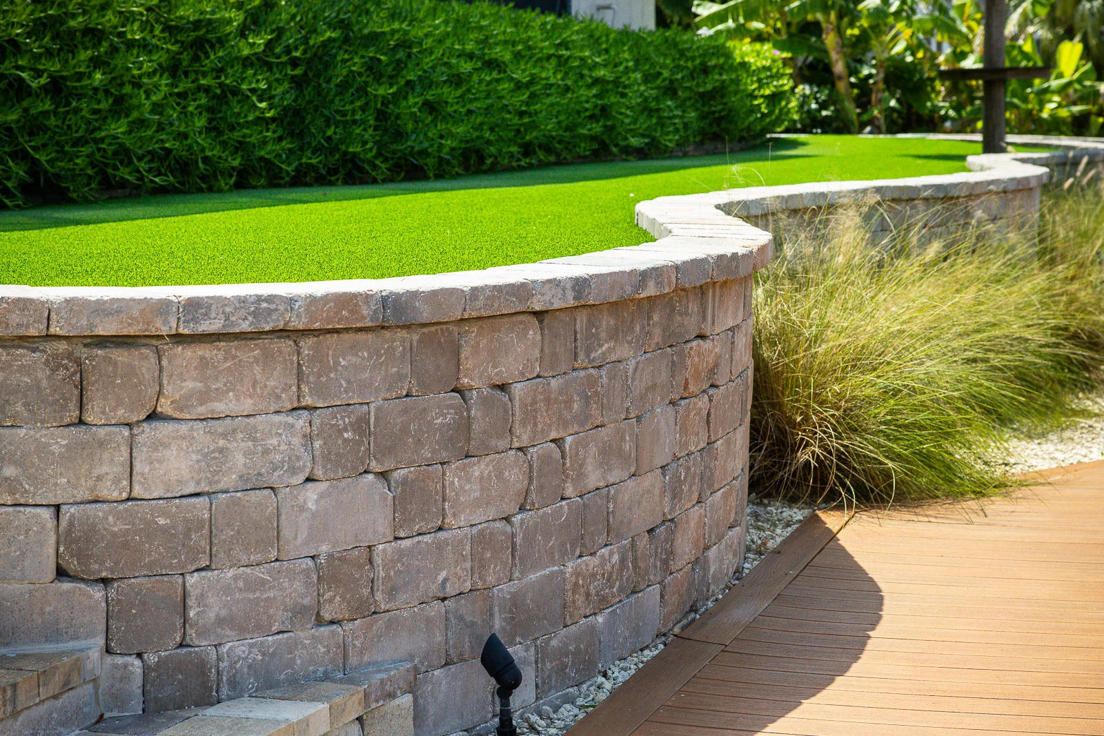 Masonry retaining wall
