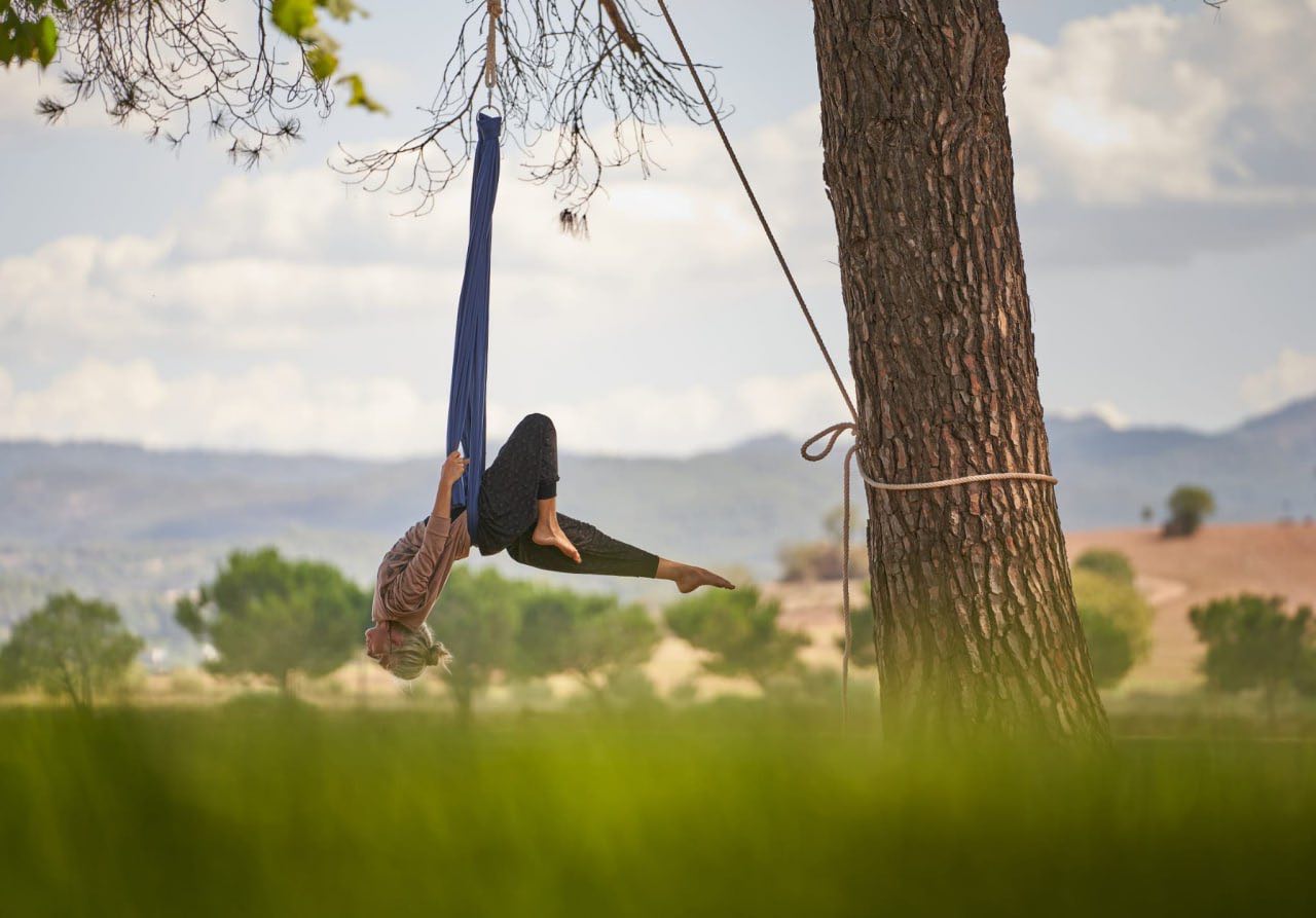 Yoga aéreo en la naturaleza