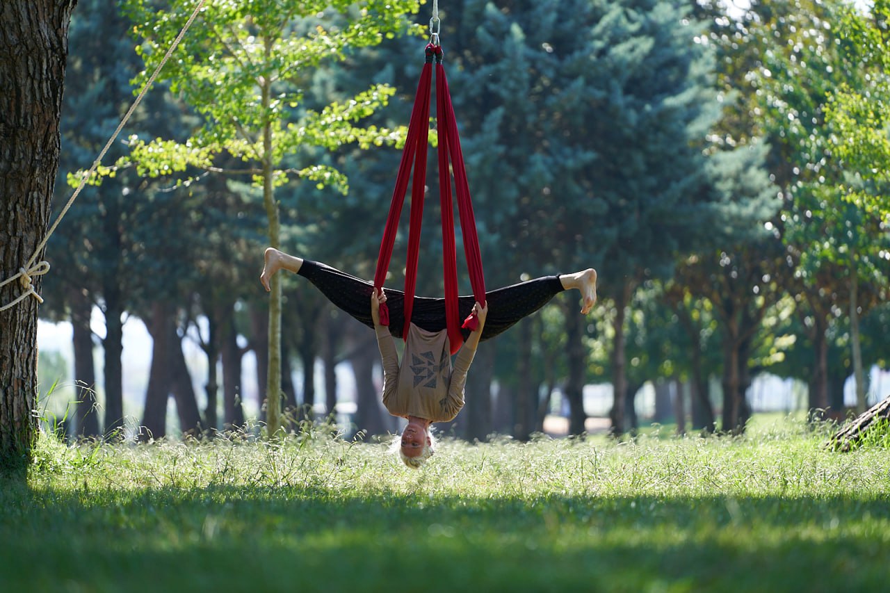 Postura en columpio rojo