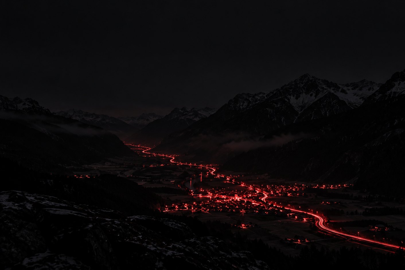 Das Inntal bei Nacht, verstreute Lichter im Tal