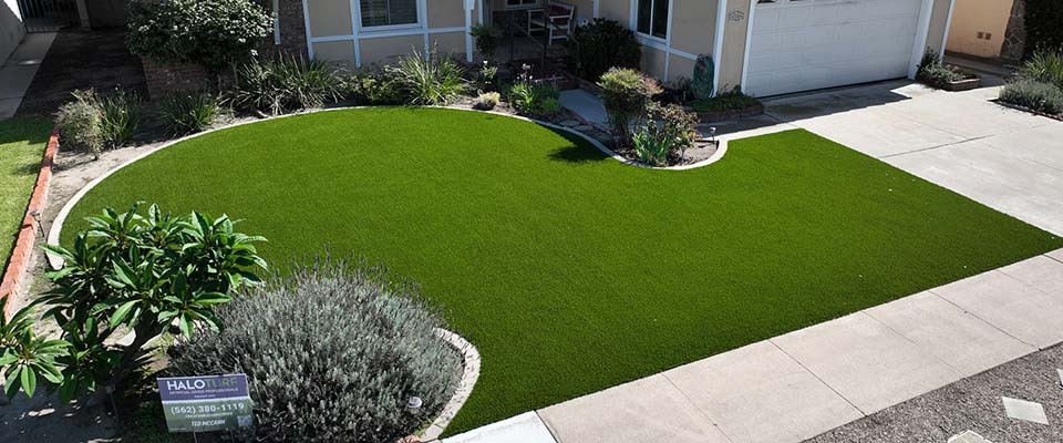 Beautiful backyard with pet turf installation