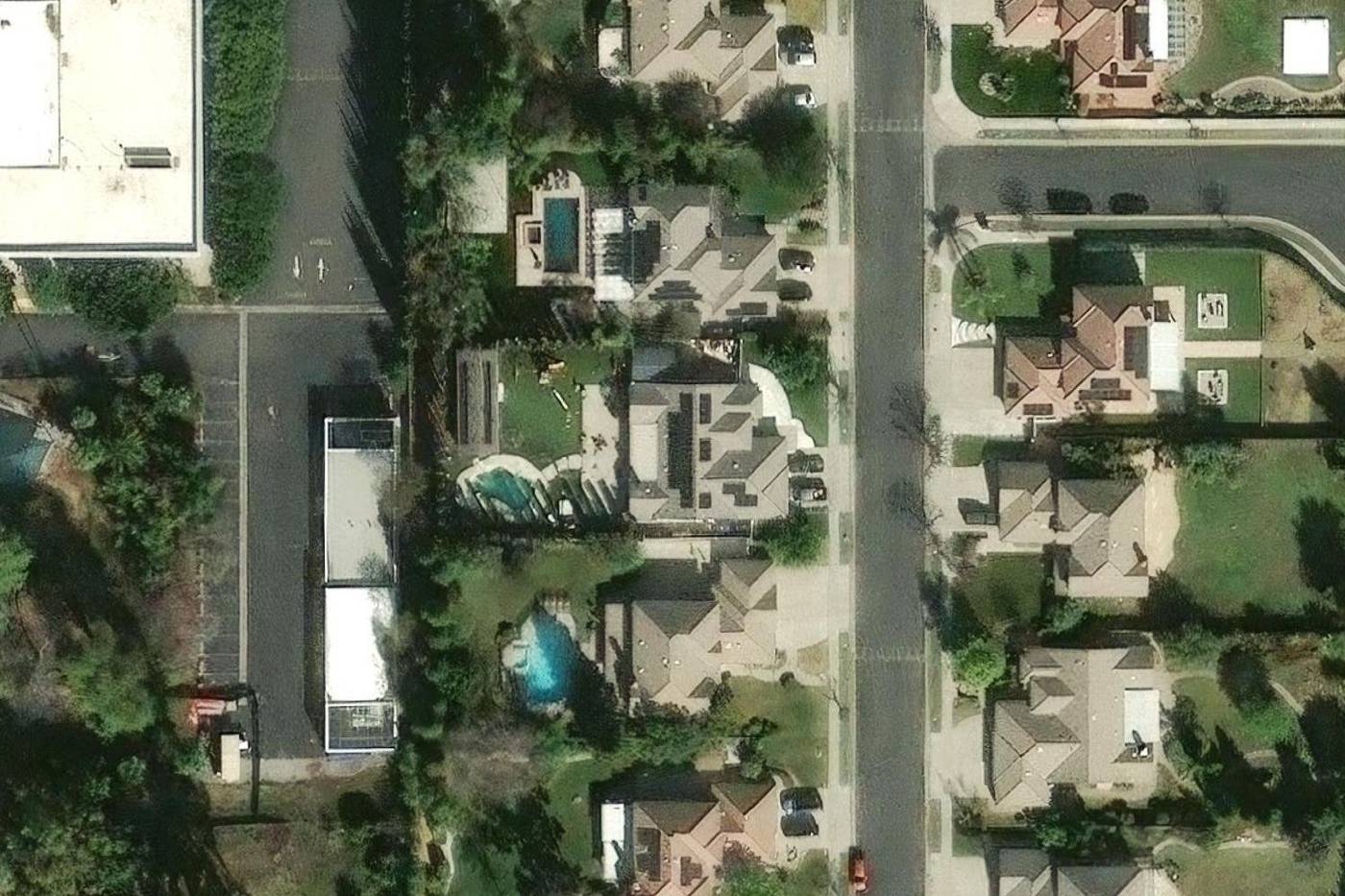 Satellite photo of a Woodland Hills lot and its neighbors today