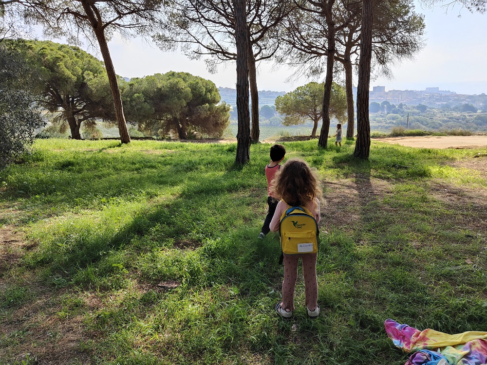 Niños jugando en la naturaleza en Chiaravalle School
