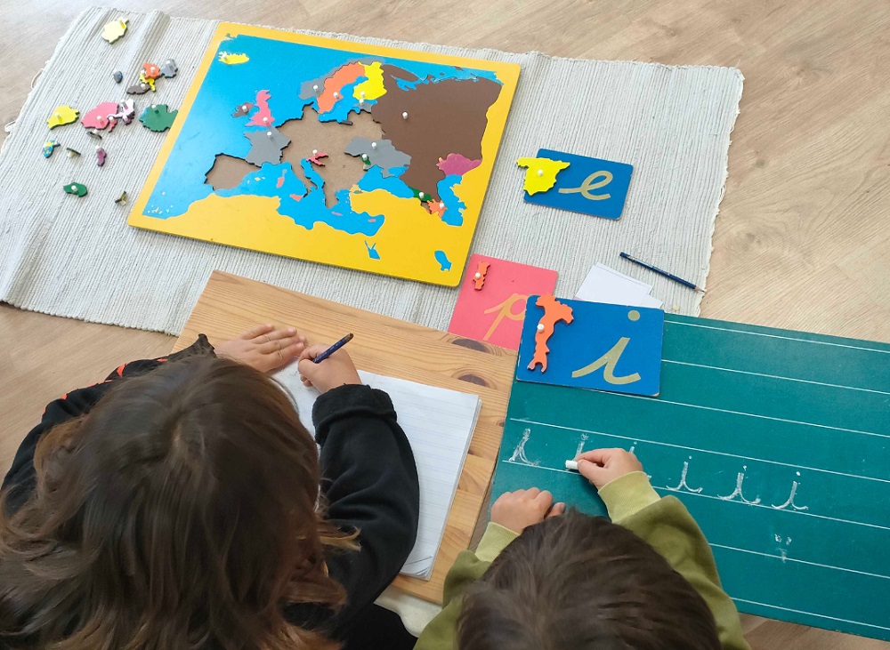 Niños jugando en el ambiente Montessori