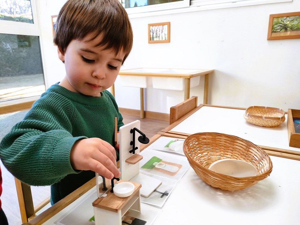 Niño jugando en el aula