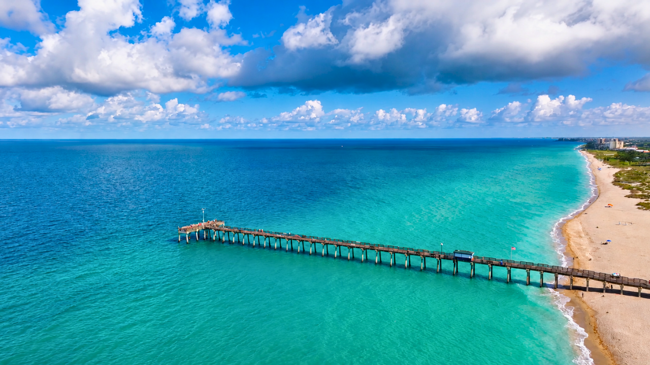 Venice Fishing Pier extending into the Gulf of America