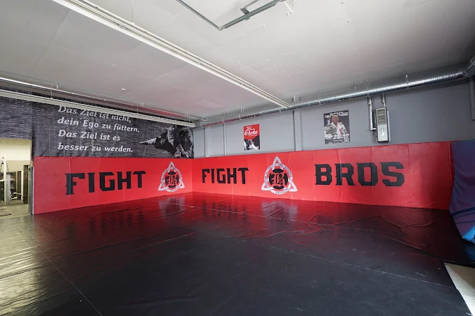 Mattenfläche mit roter Fight-Bros-Wand