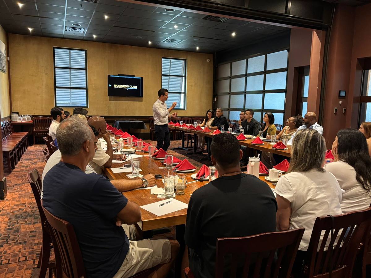 Encontro do Business Club em sala privativa