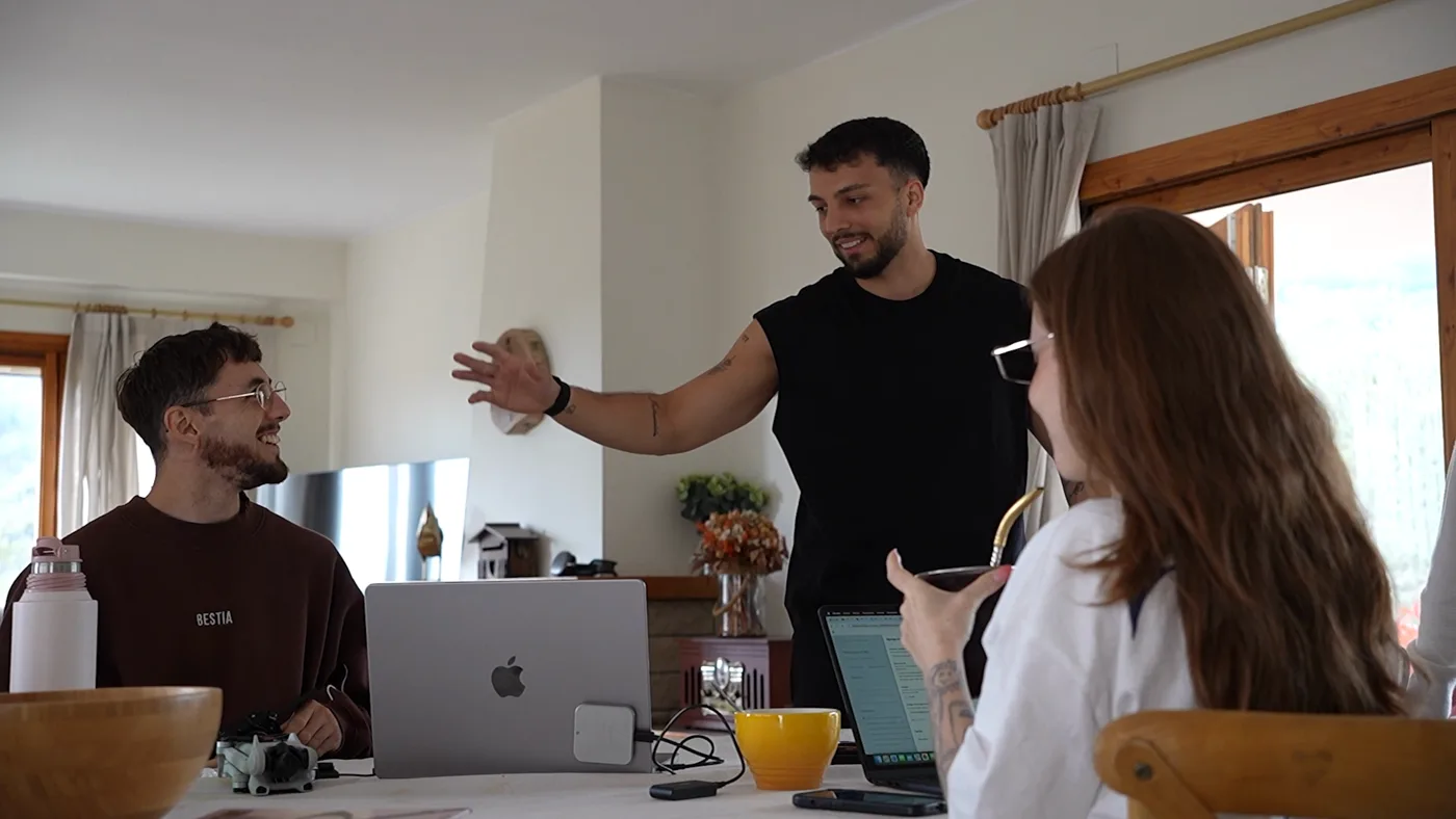 Con Santi, editando en España