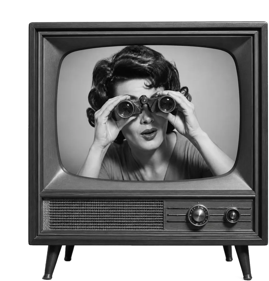 Femme rétro qui regarde avec des jumelles depuis l'écran d'une vieille télévision
