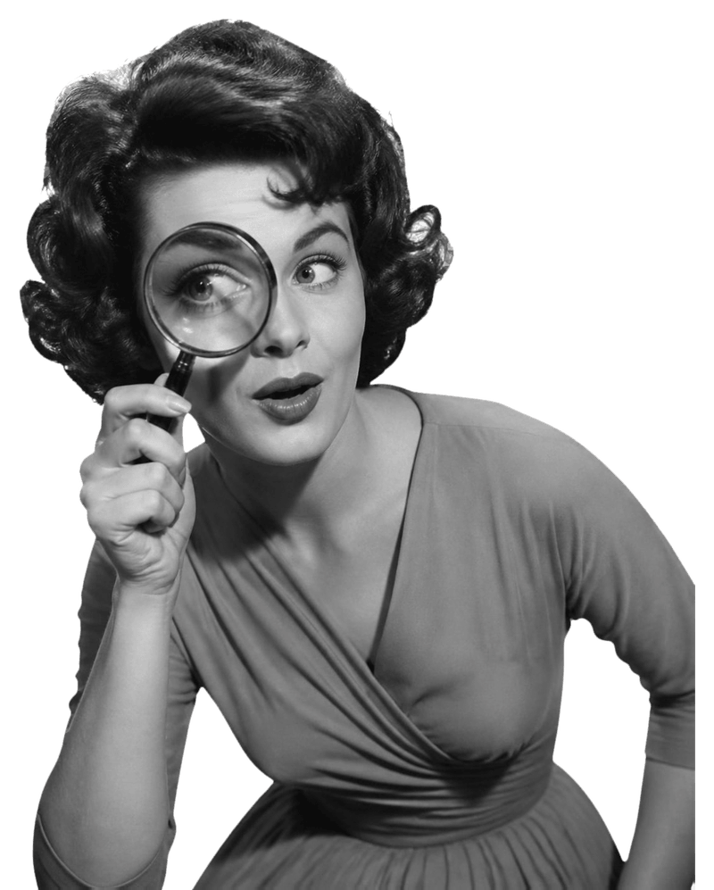Femme rétro qui regarde à travers une loupe, l'air curieux