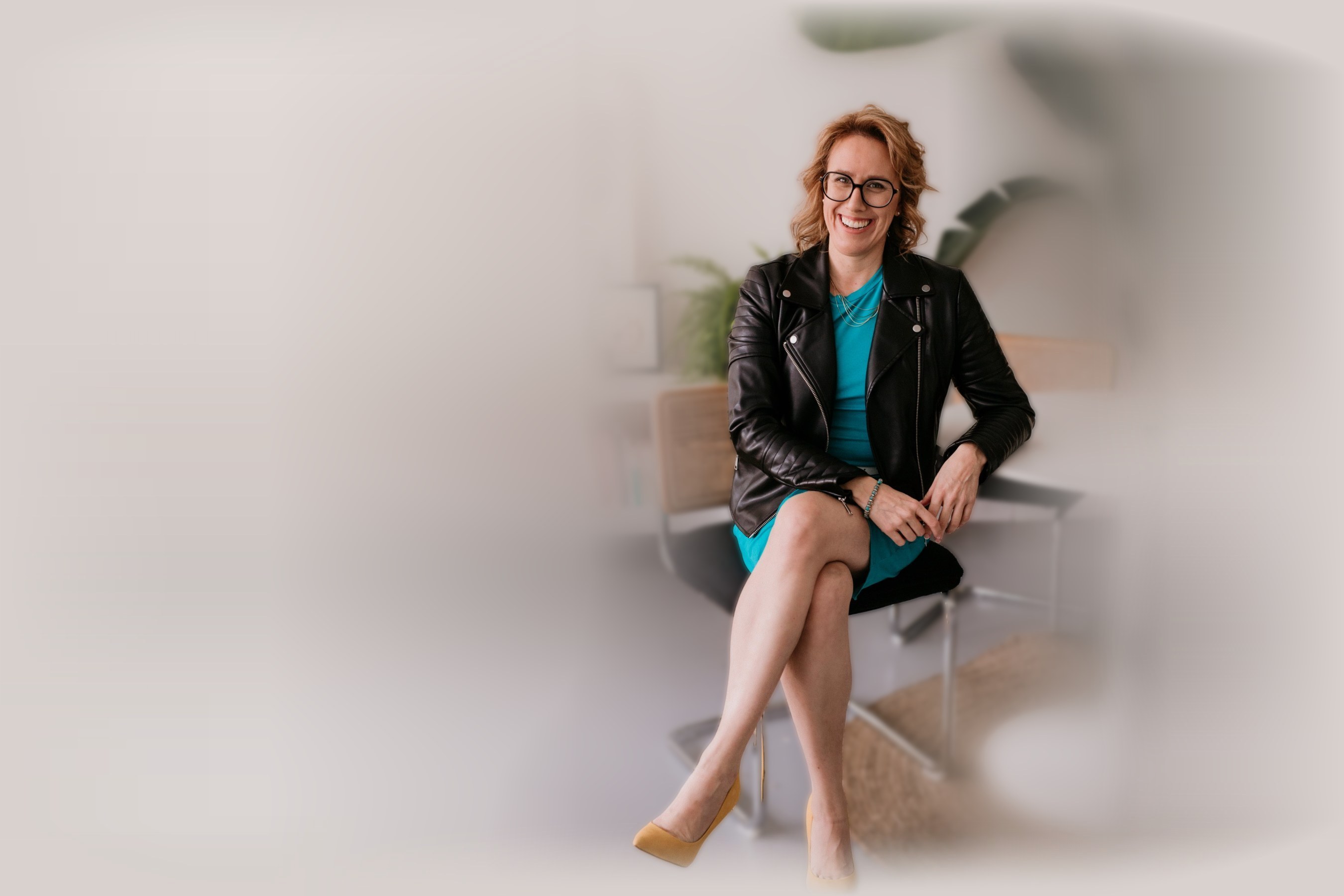 Sophie Morin, thérapeute, assise à son bureau, qui sourit à la caméra