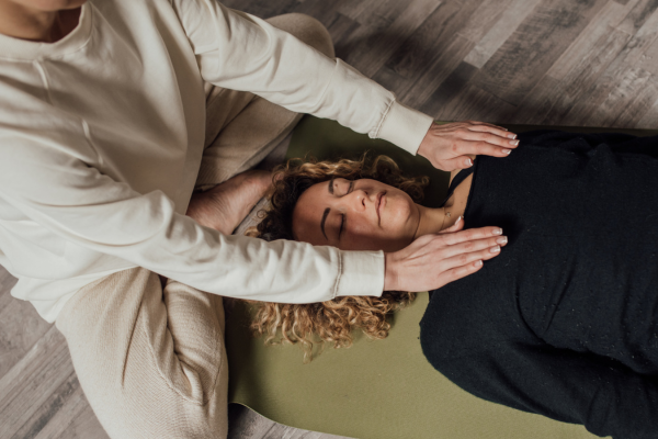 A Reiki practitioner providing energy healing to support emotional balance and stress recovery. A Reiki practitioner providing energy healing to support emotional balance and stress recovery.
