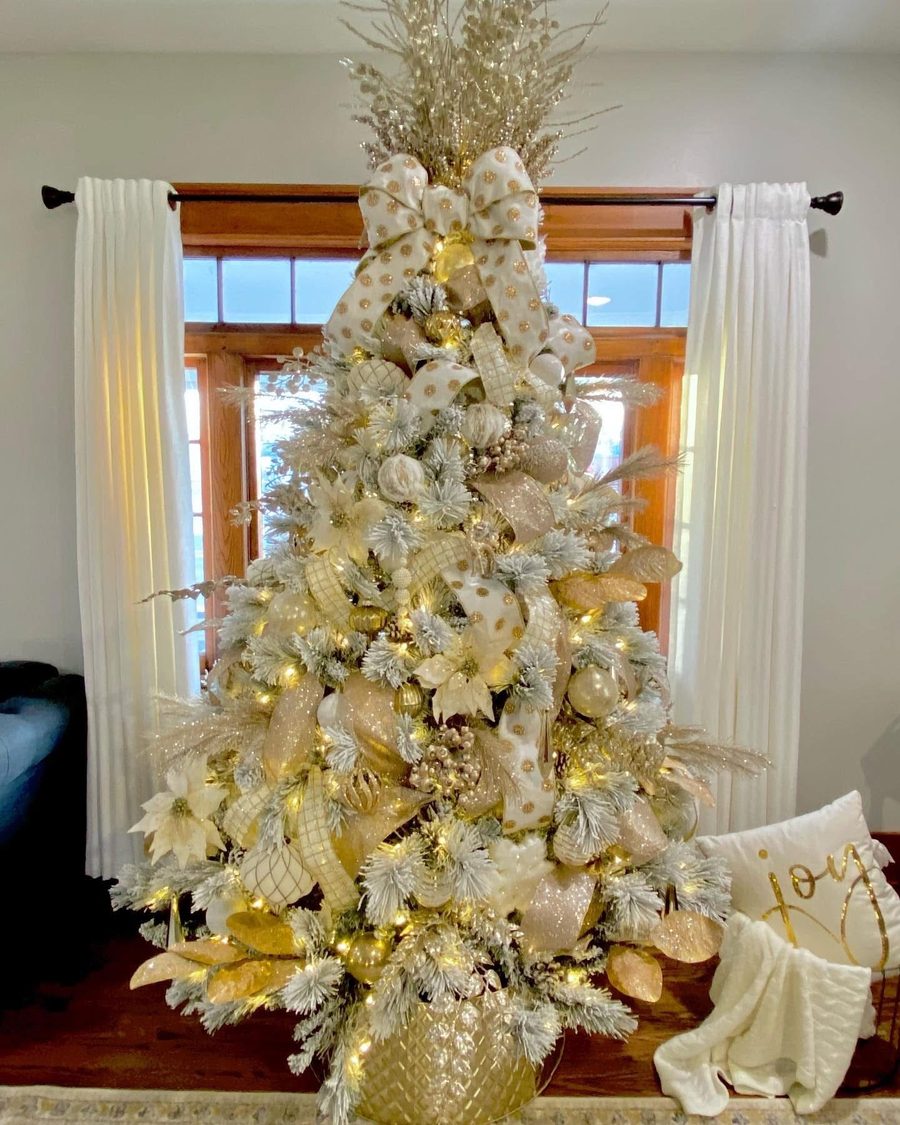Custom holiday tree decorating