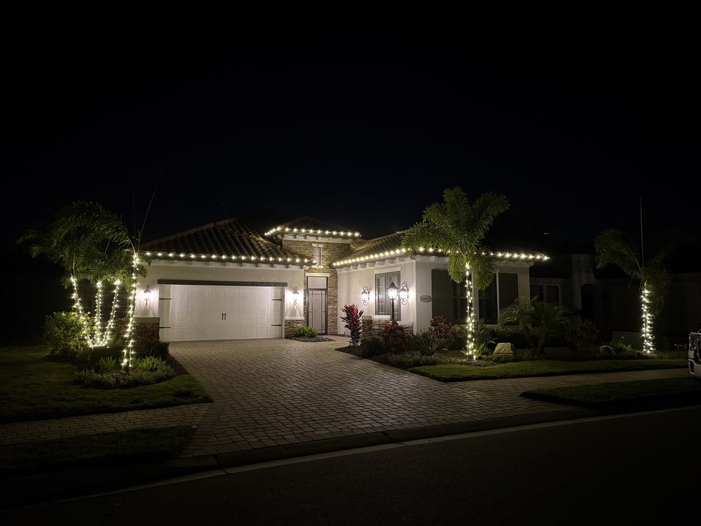 Christmas holiday roofline lighting