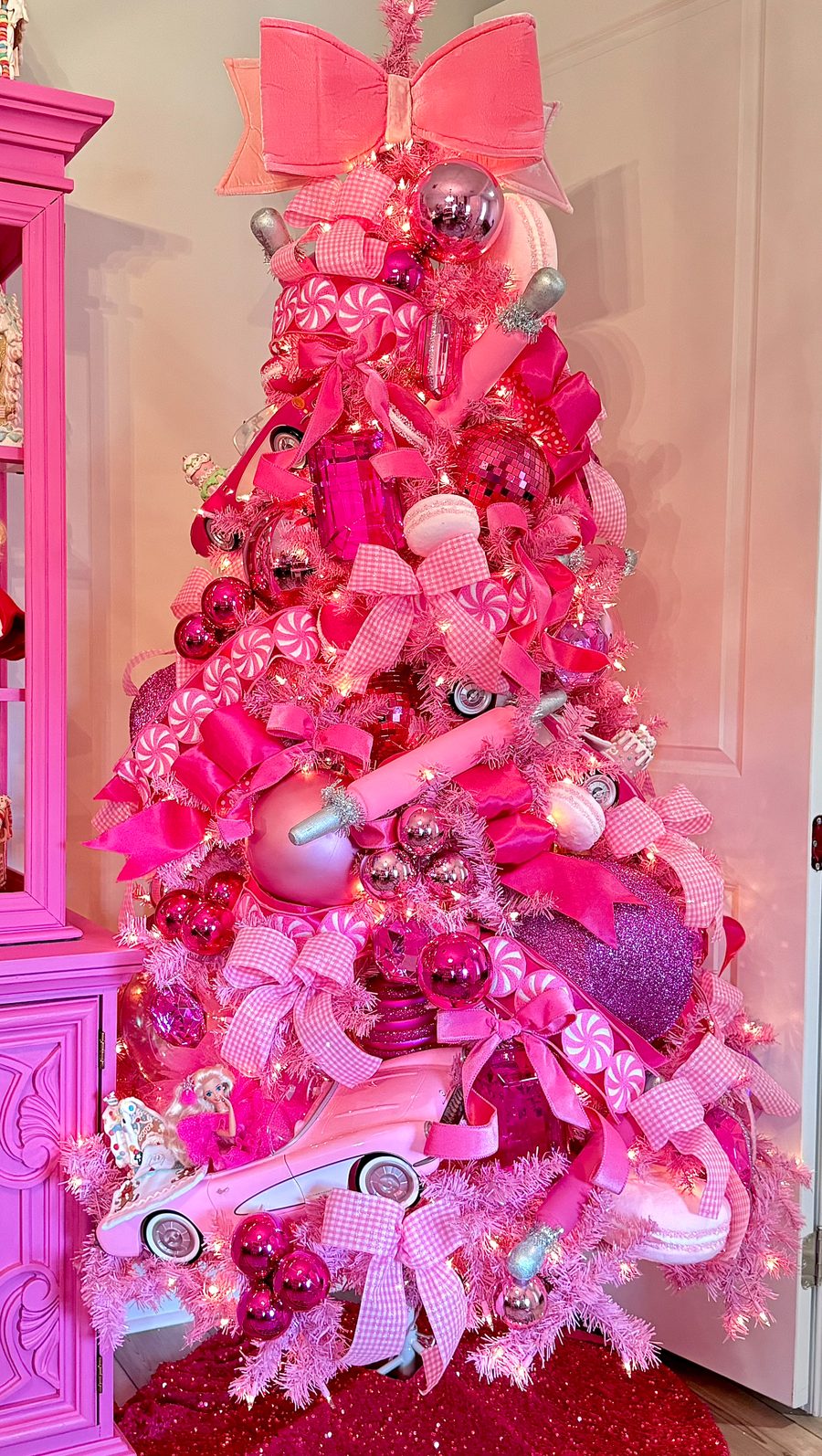 Themed holiday tree