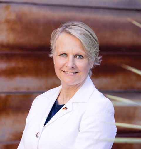 Portrait of Honorary Consul Carolin Gey