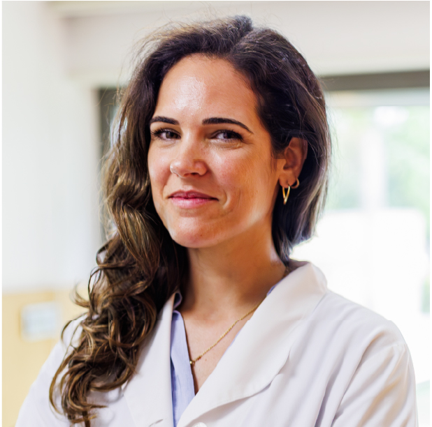 Dra. Filipa Gonçalves Pereira de bata branca, no consultório