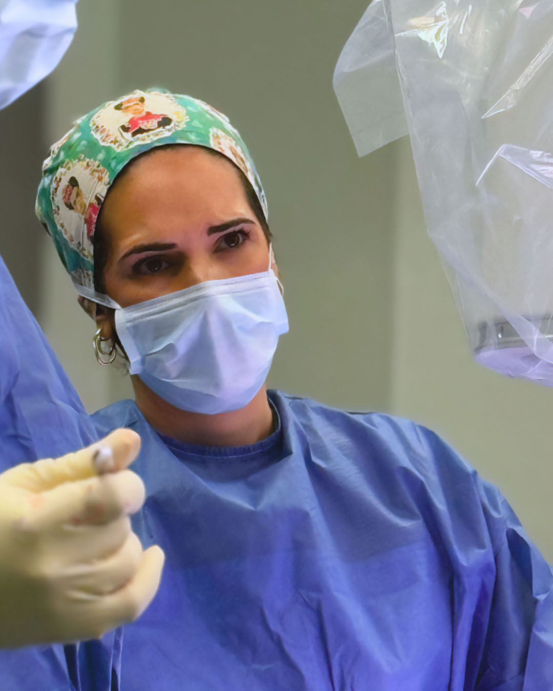 A Dra. Filipa Gonçalves Pereira em bloco operatório