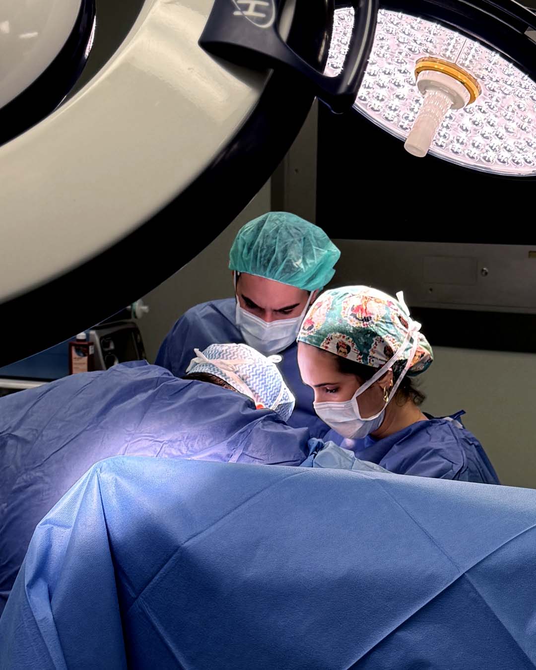 Equipa cirúrgica em bloco operatório, durante uma artroplastia do joelho