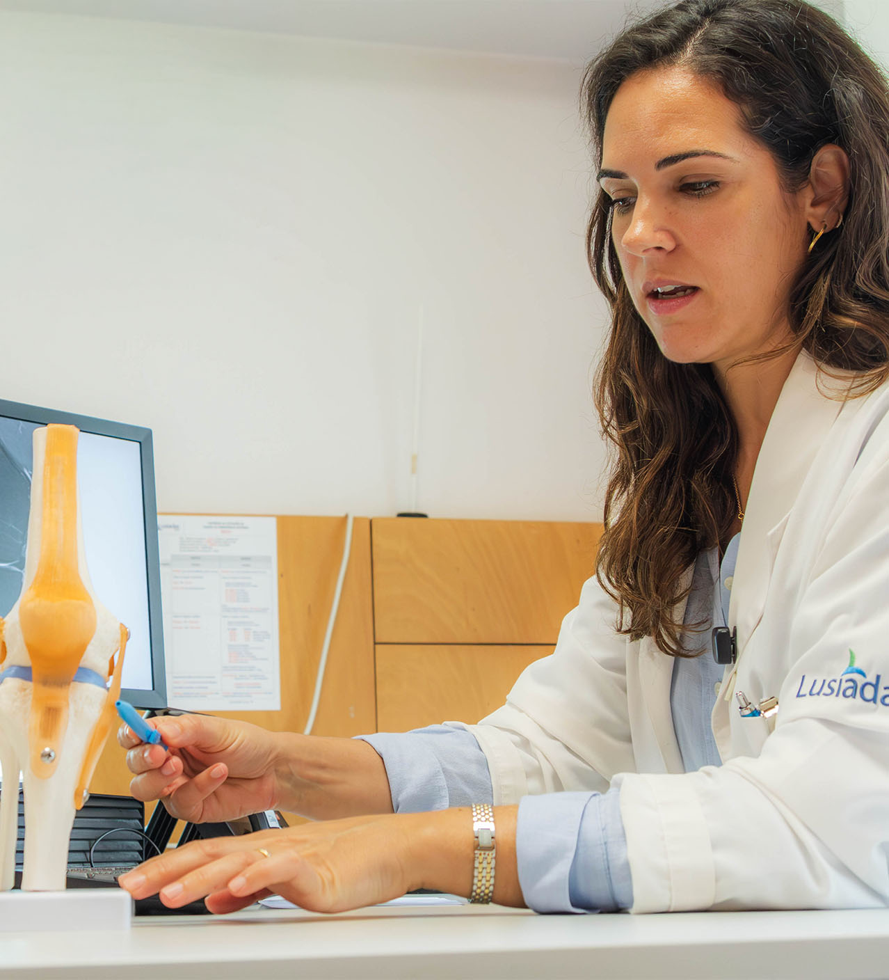 Dra. Filipa Gonçalves Pereira a analisar um modelo do joelho ao computador, em consulta