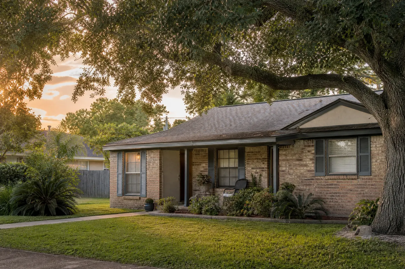A welcoming one-story Houston-area home beneath a mature oak tree