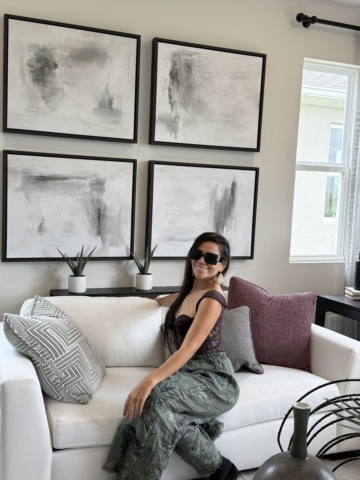 María del Carmen visitando una casa en Lake Hamilton