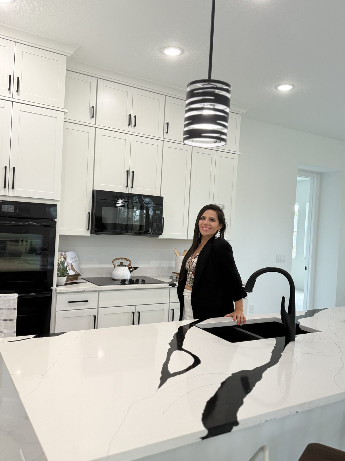 María del Carmen en una cocina blanca de lujo