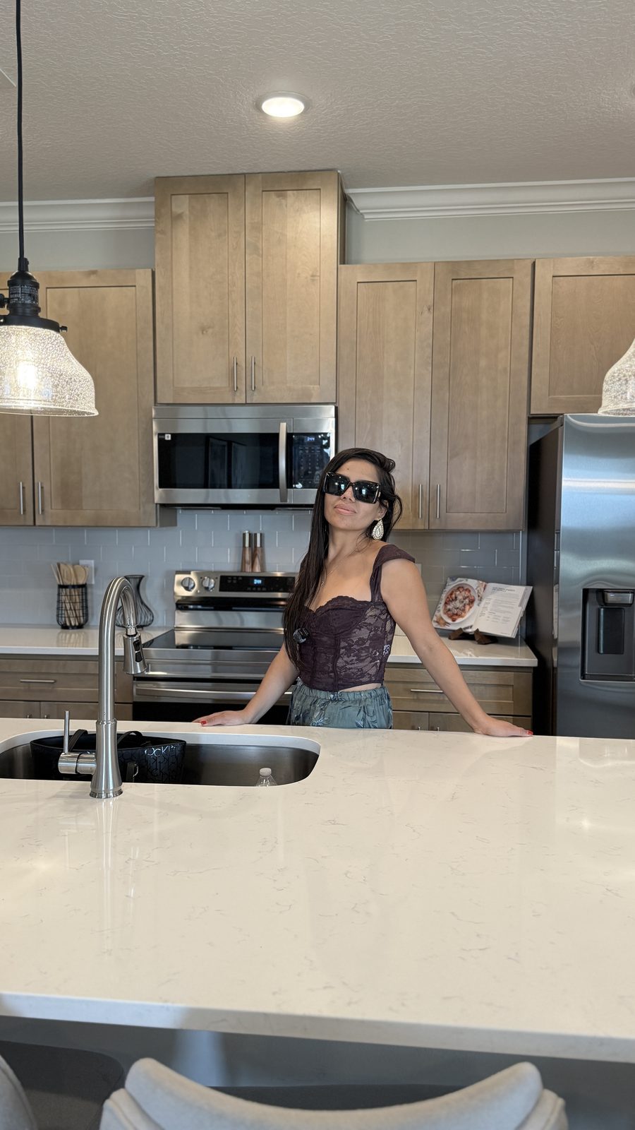 María del Carmen mostrando una casa