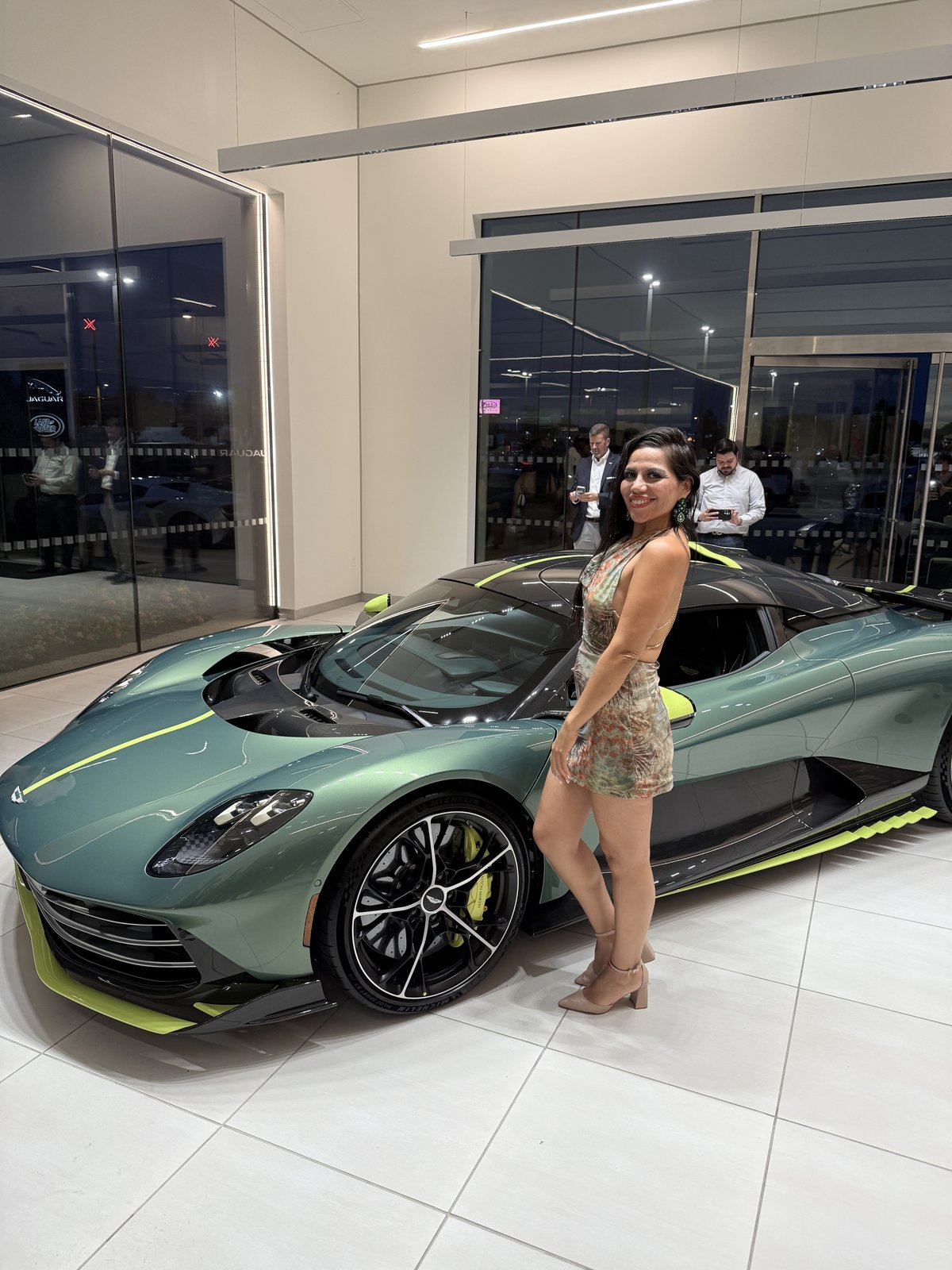 María del Carmen junto a un auto deportivo