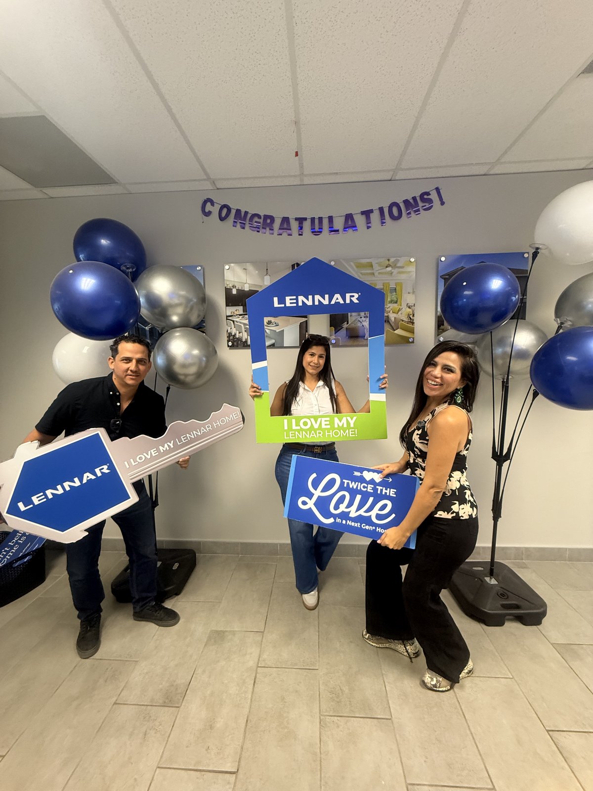 Clientes felices el día del cierre de su casa