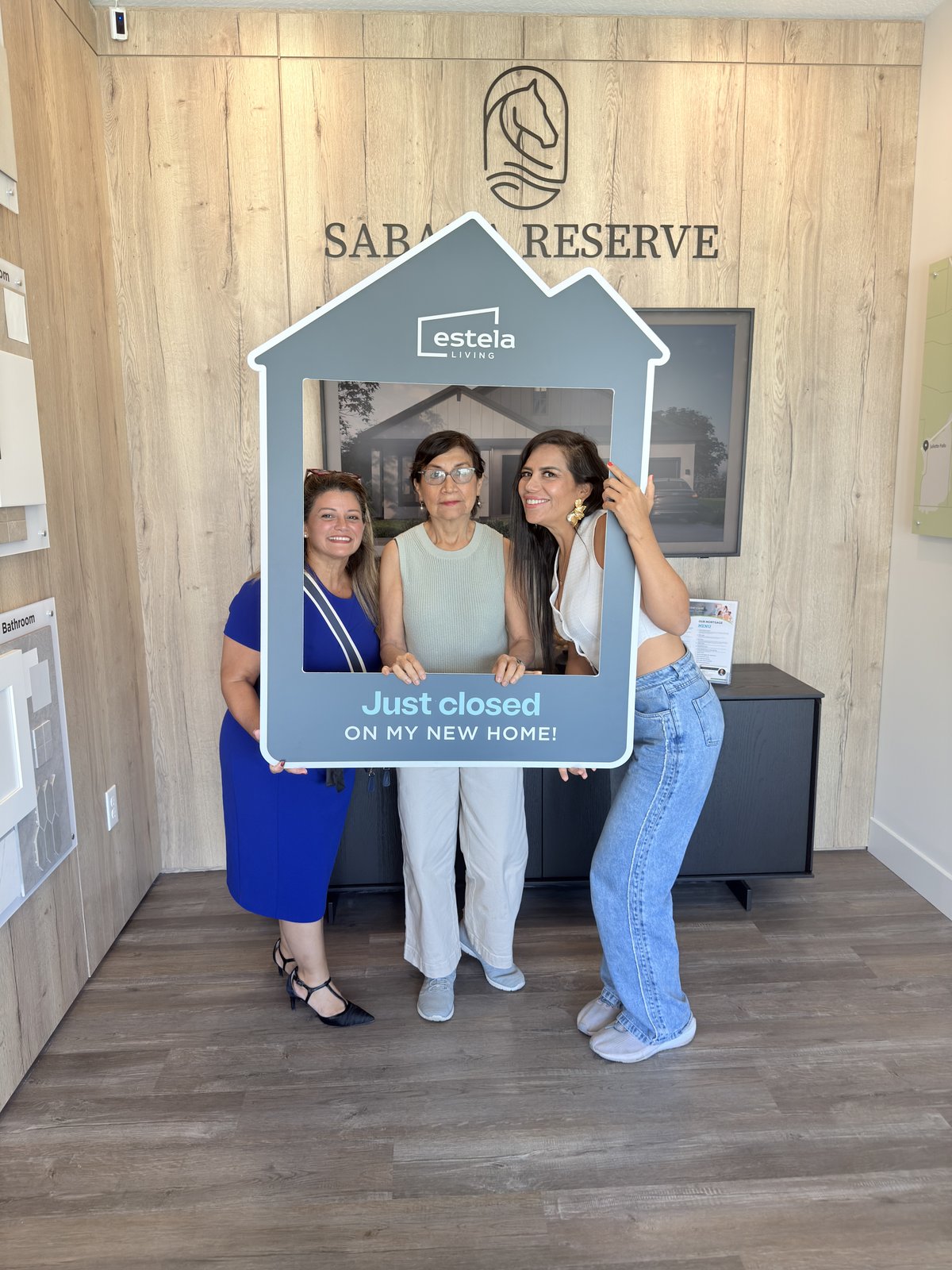 María del Carmen con su mamá en su propia casa en Florida