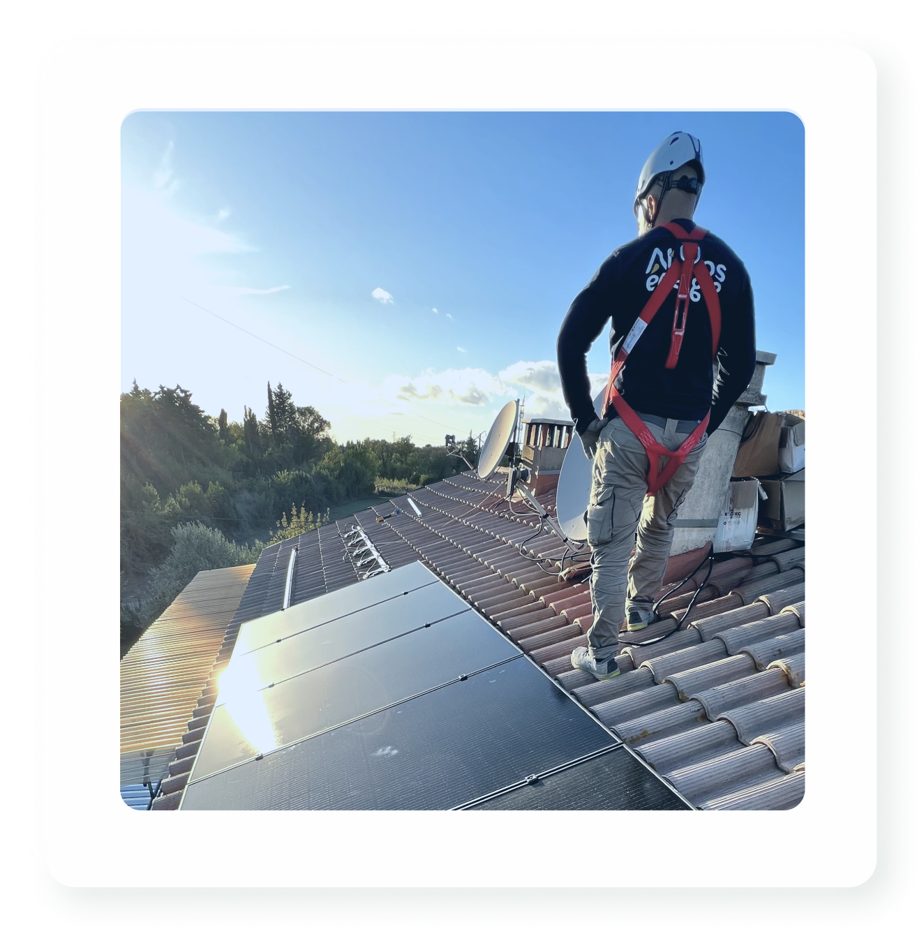 Expert Atmos énergie vu de dos Installation panneaux solaires à nîmes meilleure entreprise certifiée