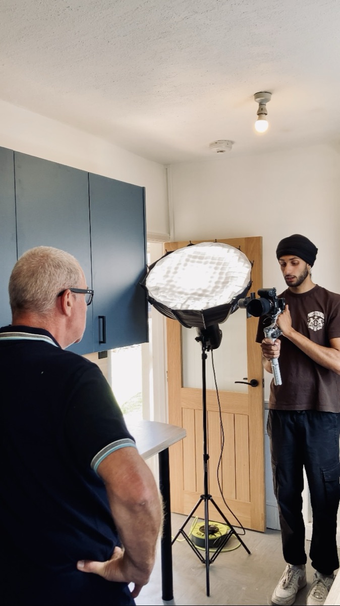 Behind the scenes with Maurice during a ScaleUp Digital content shoot