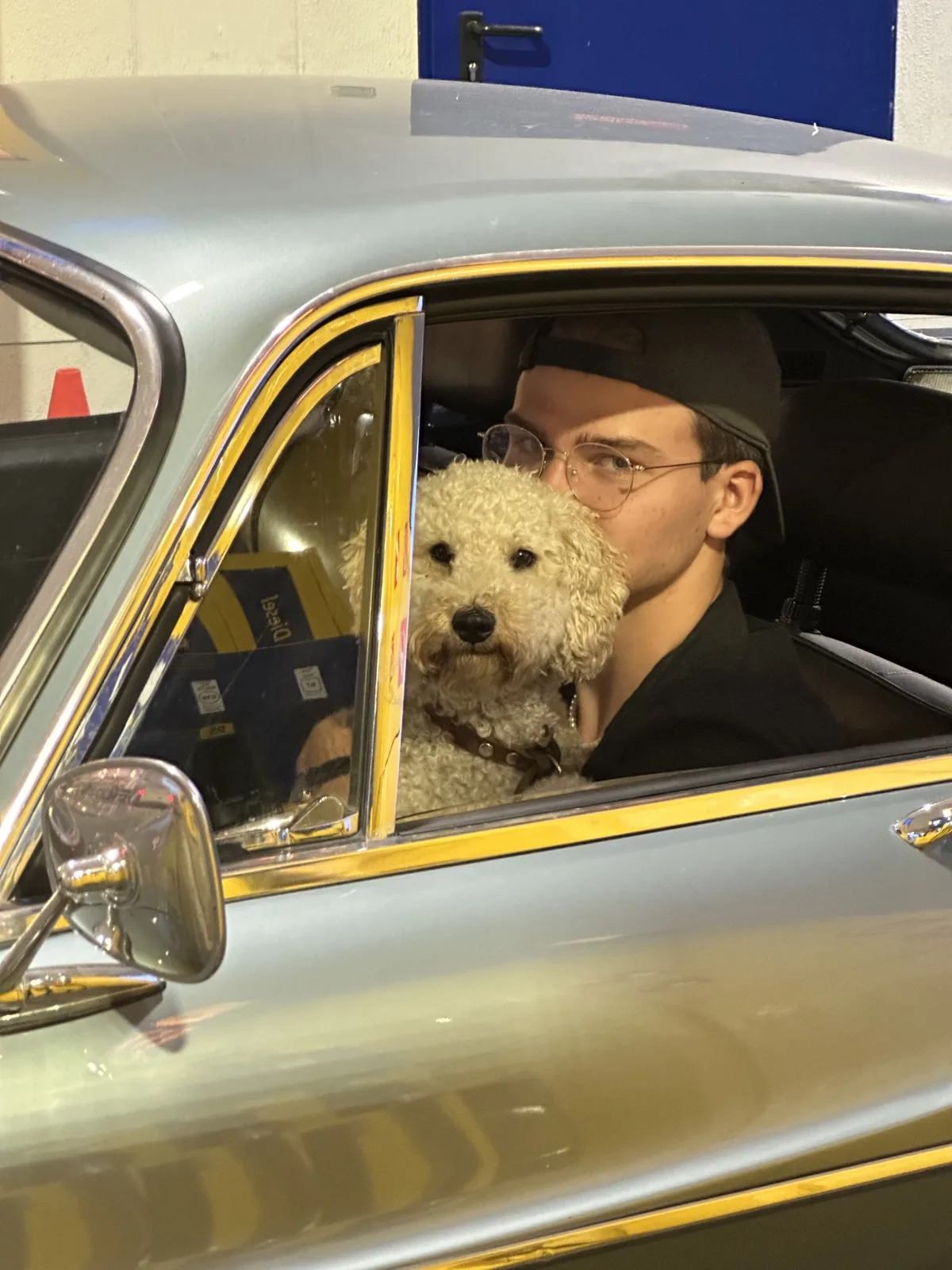Ludwig im Oldtimer auf dem Schoss