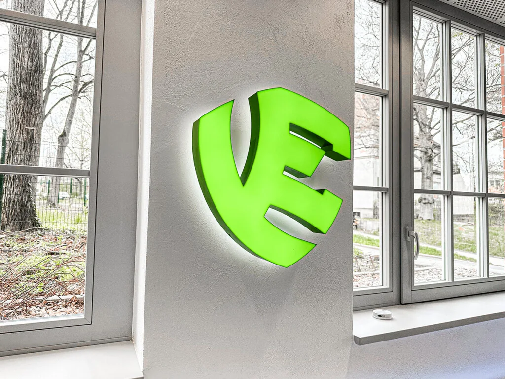 Leuchtendes Signet der Praxis Kämpf & Ebert im Empfang