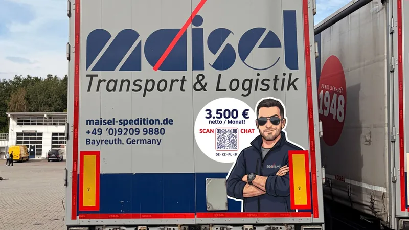 Heck eines Sattelzugs der Maisel Spedition mit einem Aufkleber: Fahrerfigur, Gehaltsangabe und QR-Code zum Chat
