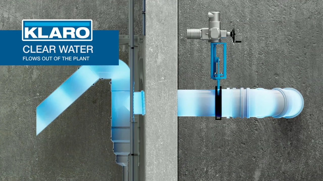 3D-Animation: Klares Wasser verlässt die KLARO-Anlage durch ein blau dargestelltes Rohr mit Schieber