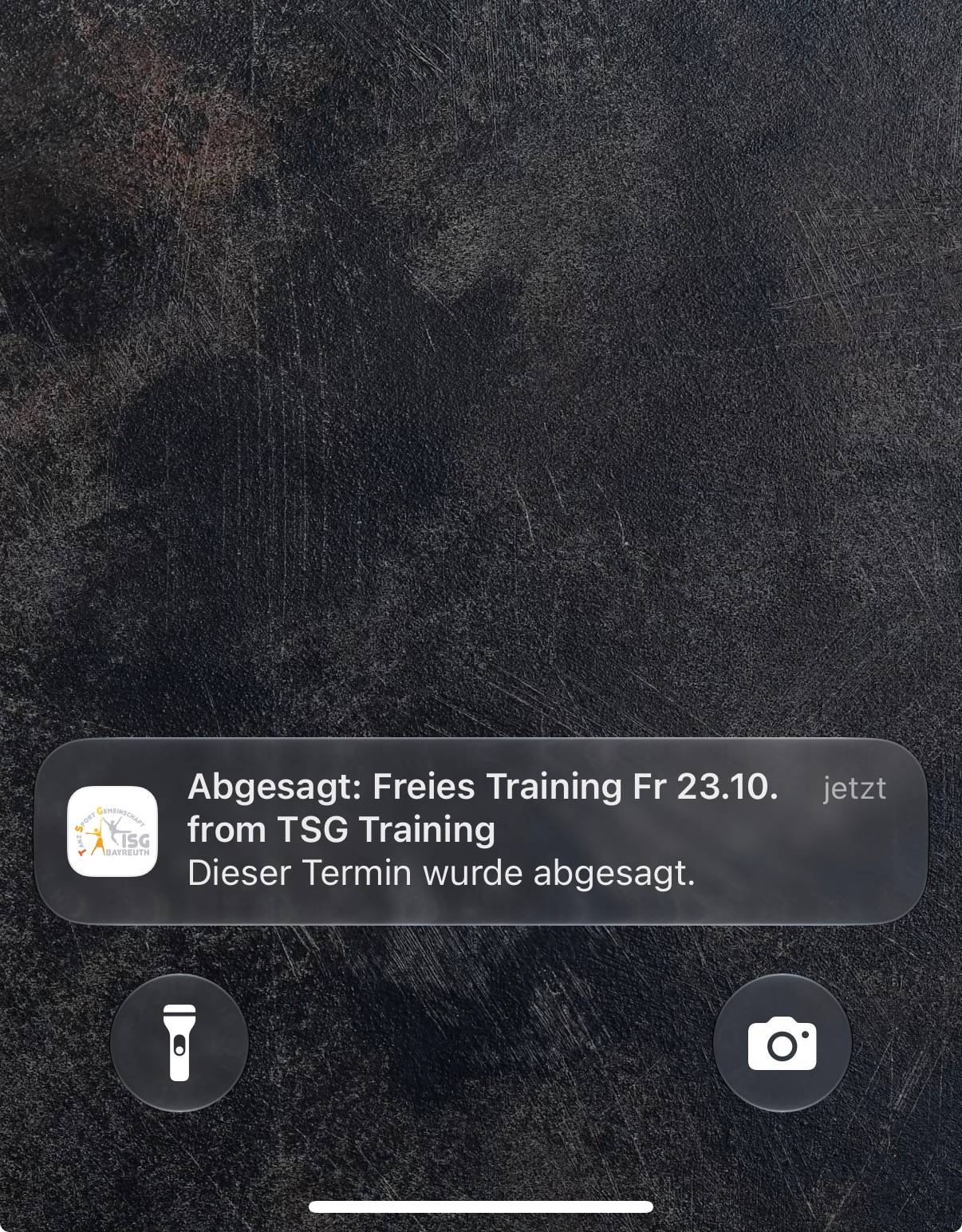 Sperrbildschirm eines Handys mit der Mitteilung „Abgesagt: Freies Training Fr 23.10.“