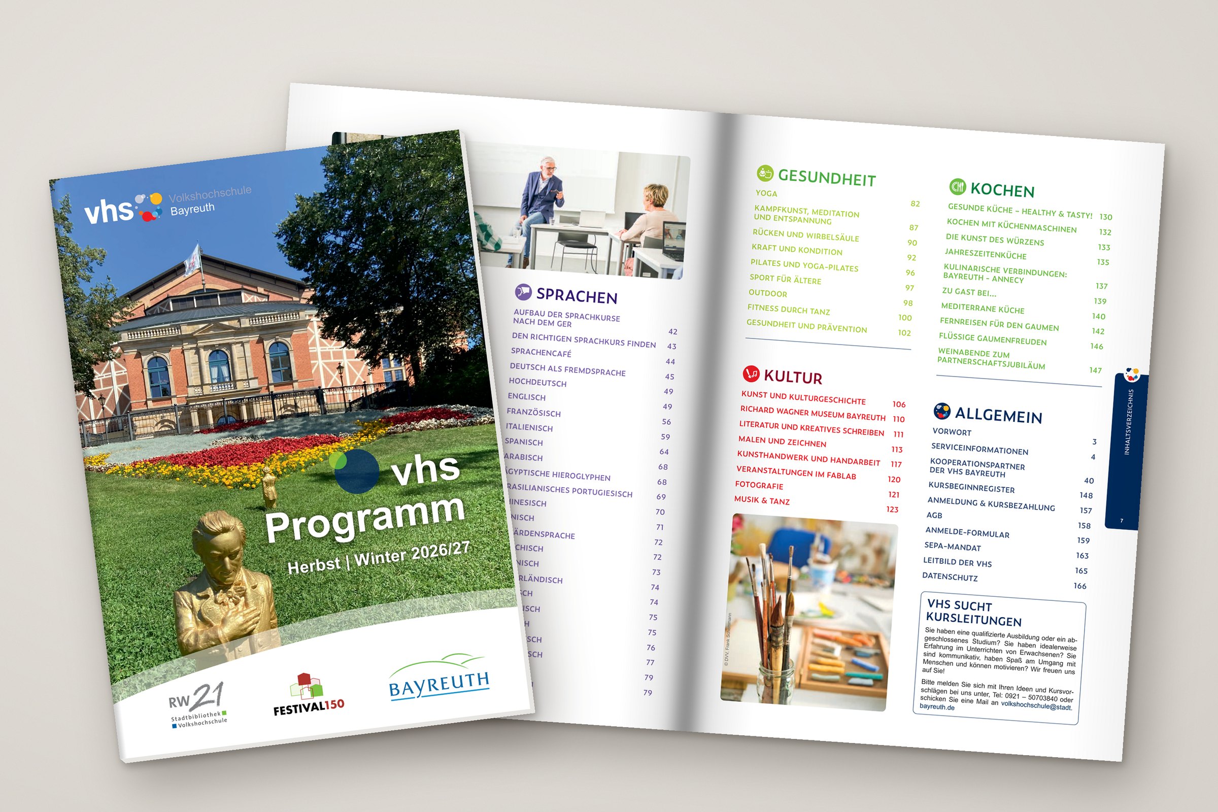 Programmheft der VHS Bayreuth, geschlossen auf dem aufgeschlagenen Inhaltsverzeichnis