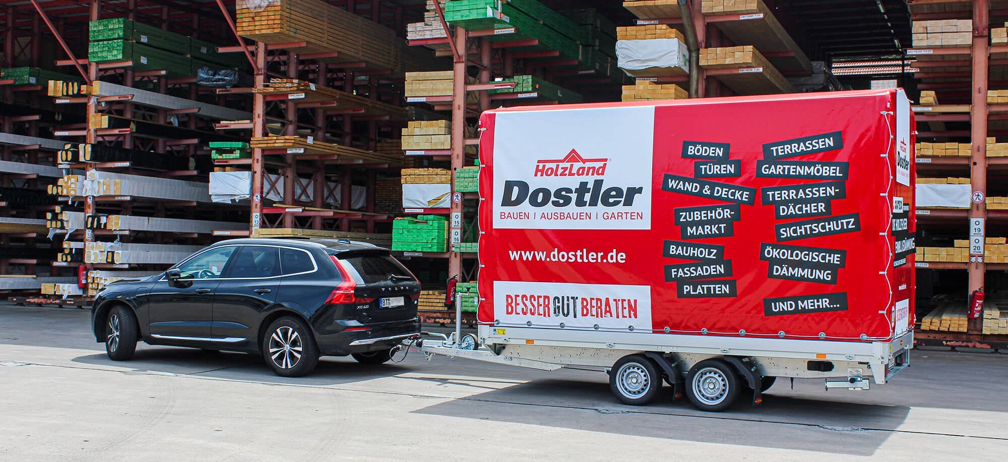 Auto mit Anhänger, rote Plane mit Logo, Sortiment und Claim