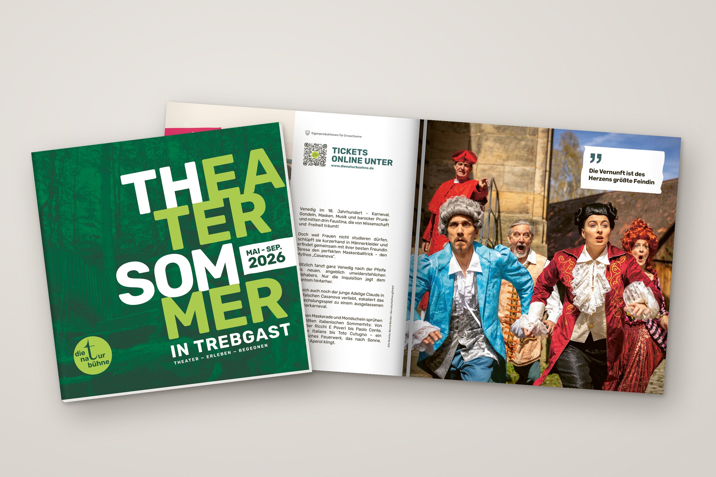 Grünes Programmheft „Theatersommer 2026“ auf der Doppelseite zu Casanova mit Szenenfoto