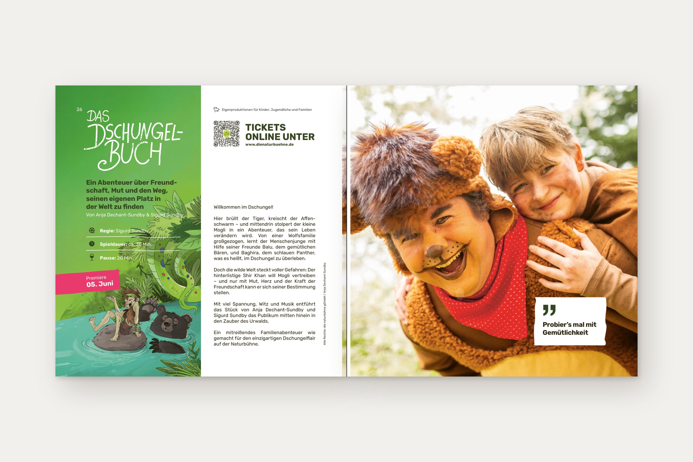 Programmheft-Doppelseite mit Illustration, Text und Foto der Darsteller als Mogli und Balu