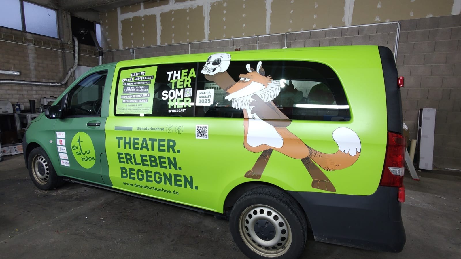 Grüner Transporter der Naturbühne Trebgast mit Fuchs-Motiv