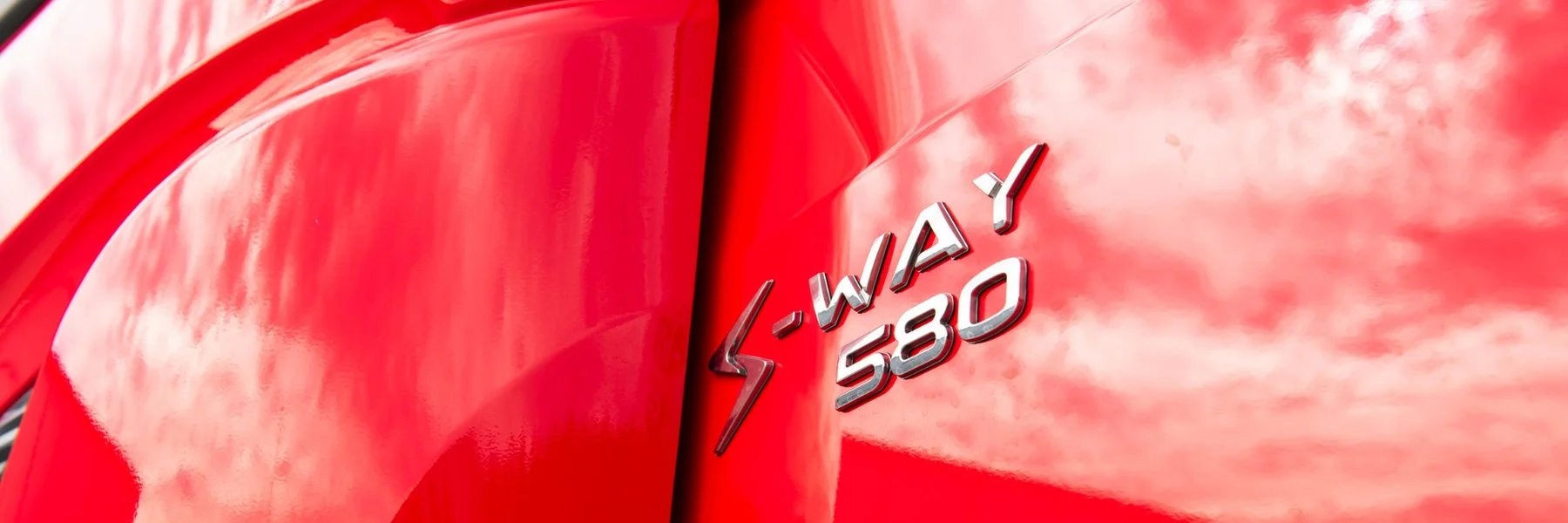 Rote IVECO S-Way Zugmaschine von Maisel, Typenschild S-Way 580