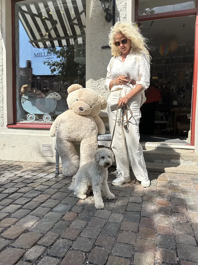 Ludwig vor einem Geschäft in der Altstadt